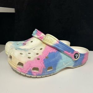 Crocs classic tie-dye